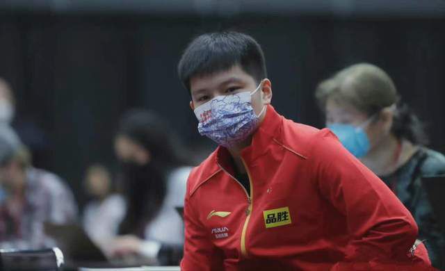 不穿内衣的瑜伽教练